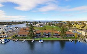 Mariners Cove Waterfront Motel And Apartments